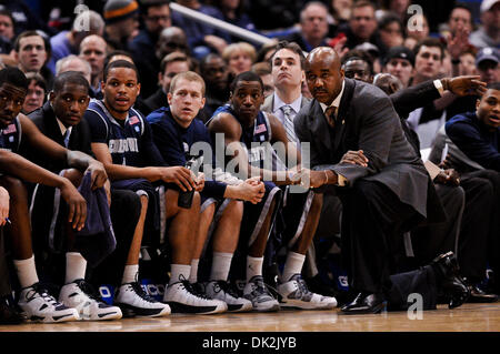 16. Februar 2011 - kniet Hartford, Connecticut, USA - Georgetown Cheftrainer John Thompson III seinen Stuhl in der ersten Hälfte.  Bei der halben Georgetown führt Connecticut 37 36 at die XL Center. (Kredit-Bild: © Geoff Bolte/Southcreek Global/ZUMAPRESS.com) Stockfoto