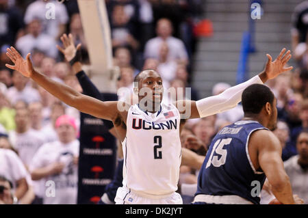 16. Februar 2011 - Hartford, Connecticut, hält US - Connecticut G Donnell Beverly (2) seine Hände für die Verteidigung in der zweiten Hälfte. Connecticut Niederlagen Georgetown 78-70 im XL Center. (Kredit-Bild: © Geoff Bolte/Southcreek Global/ZUMAPRESS.com) Stockfoto