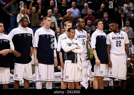 16. Februar 2011 - Hartford, Connecticut, USA - der Connecticut Bank Uhren ein Freiwurf versuchen in den letzten Sekunden. Connecticut Niederlagen Georgetown 78-70 im XL Center. (Kredit-Bild: © Geoff Bolte/Southcreek Global/ZUMAPRESS.com) Stockfoto