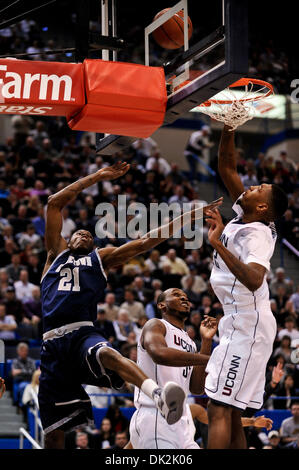 16. Februar 2011 - Hartford, Connecticut, USA - fällt Georgetown G Jason Clark (21) ungeschickt nach einem Schuss in der ersten Hälfte. Connecticut Niederlagen Georgetown 78-70 im XL Center. (Kredit-Bild: © Geoff Bolte/Southcreek Global/ZUMAPRESS.com) Stockfoto