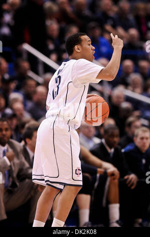 16. Februar 2011 - Hartford, Connecticut, USA - Connecticut G Shabazz Napier (13) ruft ein Spiel in der ersten Hälfte. Connecticut Niederlagen Georgetown 78-70 im XL Center. (Kredit-Bild: © Geoff Bolte/Southcreek Global/ZUMAPRESS.com) Stockfoto