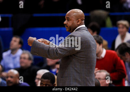 16. Februar 2011 - ruft Hartford, Connecticut, USA - Georgetown Cheftrainer John Thompson III ein Spiel in der ersten Hälfte. Connecticut Niederlagen Georgetown 78-70 im XL Center. (Kredit-Bild: © Geoff Bolte/Southcreek Global/ZUMAPRESS.com) Stockfoto