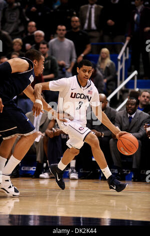 16. Februar 2011 - Hartford, Connecticut, USA - Connecticut G/F Jeremy Lamb (3) um die Georgetown-Verteidigung in der ersten Hälfte Laufwerke. Connecticut Niederlagen Georgetown 78-70 im XL Center. (Kredit-Bild: © Geoff Bolte/Southcreek Global/ZUMAPRESS.com) Stockfoto