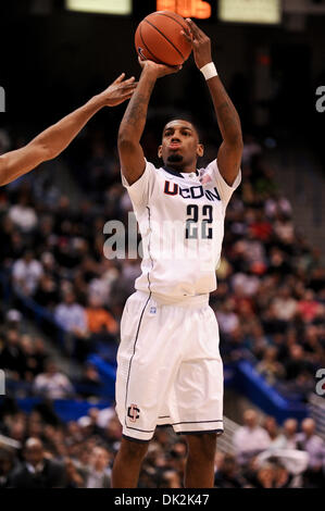 16. Februar 2011 - Hartford, Connecticut, schießt USA - Connecticut F Roscoe Smith (22) ein drei-Zeiger in der zweiten Hälfte. Connecticut Niederlagen Georgetown 78-70 im XL Center. (Kredit-Bild: © Geoff Bolte/Southcreek Global/ZUMAPRESS.com) Stockfoto