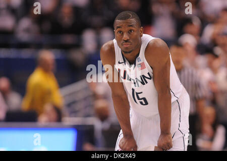 16. Februar 2011 - wartet Hartford, Connecticut, USA - Connecticut G Kemba Walker (15) für das Spiel in der zweiten Jahreshälfte beginnen wieder nach oben. Connecticut Niederlagen Georgetown 78-70 im XL Center. (Kredit-Bild: © Geoff Bolte/Southcreek Global/ZUMAPRESS.com) Stockfoto