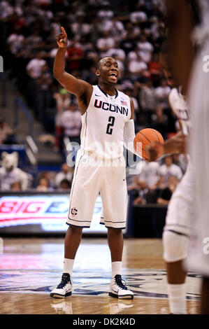 16. Februar 2011 - Hartford, Connecticut, USA - Connecticut G Donnell Beverly (2) ruft ein Spiel in der zweiten Hälfte. Connecticut Niederlagen Georgetown 78-70 im XL Center. (Kredit-Bild: © Geoff Bolte/Southcreek Global/ZUMAPRESS.com) Stockfoto