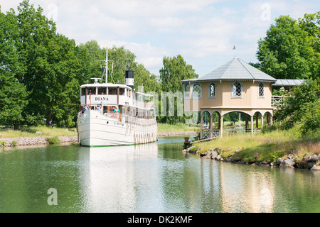 Ruhigen Sommerlandschaft. Passagierschiff am Göta-Kanal in Schweden. Stockfoto