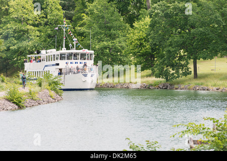 Ruhigen Sommerlandschaft. Passagierschiff am Göta-Kanal in Schweden. Stockfoto