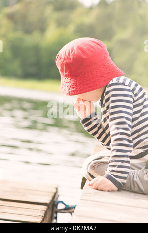 Lebensstil Augenblick Sommer Kindheit. Kleine Mädchen spielen auf Steg, Schweden Stockfoto