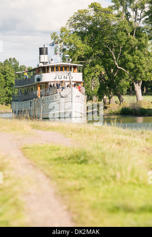 Ruhigen Sommerlandschaft. Passagierschiff am Göta-Kanal in Schweden. Stockfoto