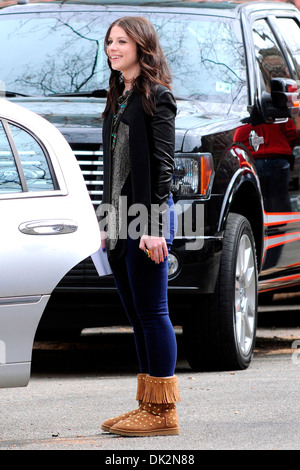 Michelle Trachtenberg Dreharbeiten Szenen für "Gossip Girl" in Queens New York City USA - 28.03.12: Ivan Stockfoto