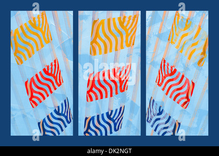 Triptychon Sonnenaufgang. Drei Fotos von Bannern von blauen, roten und gelben Farben erstreckte sich über einige Holzbalken. Dunkelblaue Leinwand. Stockfoto