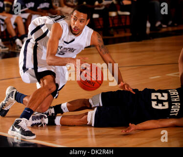 17. Februar 2011 - Tampa, FL, USA - TP 334567 FOUN BASKETBALL 2.EDMUND D. Brunnen |   Zeiten. (17.02.2011 Tampa) Wharton High School Basketballspieler a.j. Astroth, #25, kuppelt North Port Fernando Burga, #23 auf 17. Februar 2010 in Tampa.  [EDMUND D. Brunnen, mal] (Kredit-Bild: © St. Petersburg Times/ZUMAPRESS.com) Stockfoto