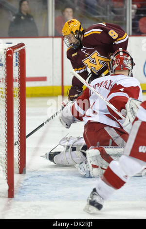 18. Februar 2011 - Madison, Wisconsin, USA - Minnesota Flügelspieler Taylor Matson (9) schlägt Wisconsin Torwart Scott Gudmandson (1) für ein 2. Zeitraum Ziel während des Spiels zwischen den Minnesota Golden Gophers und die Wisconsin Badgers am Kohl Center in Madison, Wisconsin.  Minnesota besiegt Wisconsin 5-2. (Kredit-Bild: © John Rowland/Southcreek Global/ZUMAPRESS.com) Stockfoto