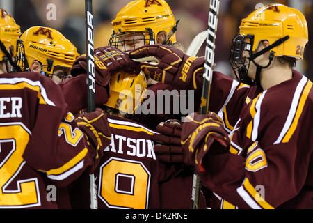 18. Februar 2011 ist - Madison, Wisconsin, USA - Minnesota Flügelspieler Taylor Matson (9) von Teamkollegen gratulierte, nach seinem 2. Tor des Spiels während des Spiels zwischen den Minnesota Golden Gophers und die Wisconsin Badgers am Kohl Center in Madison, Wisconsin.  Minnesota besiegt Wisconsin 5-2. (Kredit-Bild: © John Rowland/Southcreek Global/ZUMAPRESS.com) Stockfoto