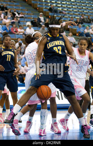 18. Februar 2011 - Westwood, Kalifornien, USA - California Center Talia Caldwell #33 Kämpfe für eine Erholung während der Frauen NCAA Basketball Spiel zwischen die California Golden Bears und den UCLA Bruins im Pauley Pavilion erreichen. (Kredit-Bild: © Brandon Parry/Southcreek Global/ZUMAPRESS.com) Stockfoto