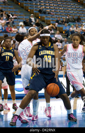 18. Februar 2011 - Westwood, Kalifornien, USA - California Center Talia Caldwell #33 Kämpfe für eine Erholung während der Frauen NCAA Basketball Spiel zwischen die California Golden Bears und den UCLA Bruins im Pauley Pavilion erreichen. (Kredit-Bild: © Brandon Parry/Southcreek Global/ZUMAPRESS.com) Stockfoto