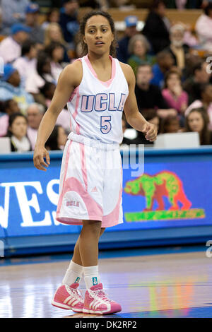 18. Februar 2011 - Westwood, Kalifornien, USA - UCLA Schutzvorrichtung Mariah Williams #5 bei der Frauen NCAA Basketball-Spiel zwischen die California Golden Bears und den UCLA Bruins im Pauley Pavilion. (Kredit-Bild: © Brandon Parry/Southcreek Global/ZUMAPRESS.com) Stockfoto