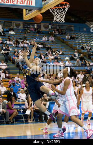 18. Februar 2011 - bekommt Westwood, Kalifornien, USA - California Wache Mikayla Lyles #30 einen Schuss aus während der Frauen NCAA Basketball Spiel zwischen die California Golden Bears und den UCLA Bruins im Pauley Pavilion. (Kredit-Bild: © Brandon Parry/Southcreek Global/ZUMAPRESS.com) Stockfoto