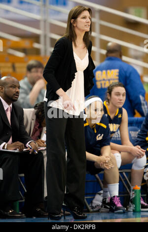 18. Februar 2011 - Westwood, Kalifornien, USA - California Cheftrainer Joanne Boyle bei der Frauen NCAA Basketball-Spiel zwischen die California Golden Bears und den UCLA Bruins im Pauley Pavilion. Die Bruins schlagen den Goldenen Bären mit einem Score von 63-48. (Kredit-Bild: © Brandon Parry/Southcreek Global/ZUMAPRESS.com) Stockfoto