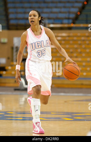 18. Februar 2011 - Westwood, Kalifornien, USA - UCLA Wache Rebekka Gardner #35 bei der Frauen NCAA Basketball-Spiel zwischen die California Golden Bears und den UCLA Bruins im Pauley Pavilion. Die Bruins schlagen den Goldenen Bären mit einem Score von 63-48. (Kredit-Bild: © Brandon Parry/Southcreek Global/ZUMAPRESS.com) Stockfoto