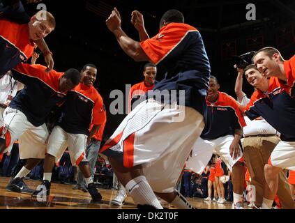 19. Februar 2011 - Charlottesville, Virginia, Vereinigte Staaten - Virginia Cavalier Teamkollegen kauert vor dem NCAA Basketball-Spiel gegen die Virginia Tech Hokies in der John Paul Jones Arena. Virginia besiegte im Staat Rivalen Virginia Tech 61-54.  (Kredit-Bild: © Andrew Shurtleff/ZUMAPRESS.com) Stockfoto