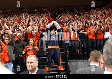 19. Februar 2011 Jubel - Charlottesville, Virginia, USA - The Virginia Cavaliers Maskottchen bei einem NCAA Basketball-Spiel gegen die Virginia Tech Hokies in der John Paul Jones Arena. Virginia besiegte im Staat Rivalen Virginia Tech 61-54.  (Kredit-Bild: © Andrew Shurtleff/ZUMAPRESS.com) Stockfoto