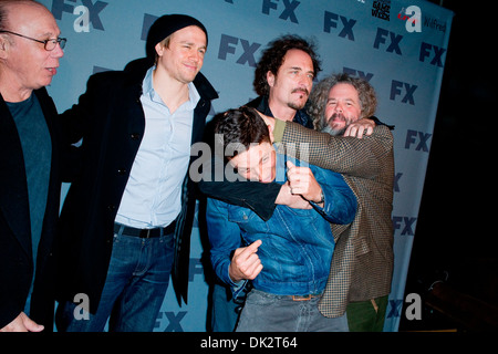 Sons of Anarchy gegossen Charlie Hunnam Dayton Callie Theo Rossi Kim Coates und Mark Boone Junior FX 2012 Ad Sales im Voraus- Stockfoto