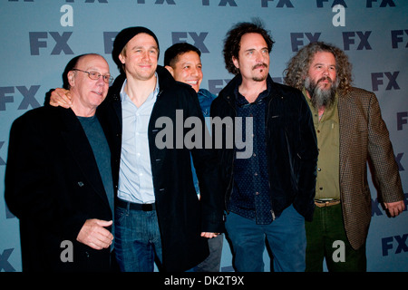 Sons of Anarchy gegossen Charlie Hunnam Dayton Callie Theo Rossi Kim Coates und Mark Boone Junior FX 2012 Ad Sales im Voraus- Stockfoto
