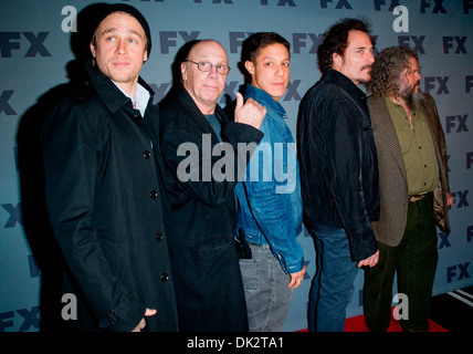 Sons of Anarchy gegossen Charlie Hunnam Dayton Callie Theo Rossi Kim Coates und Mark Boone Junior FX 2012 Ad Sales im Voraus- Stockfoto