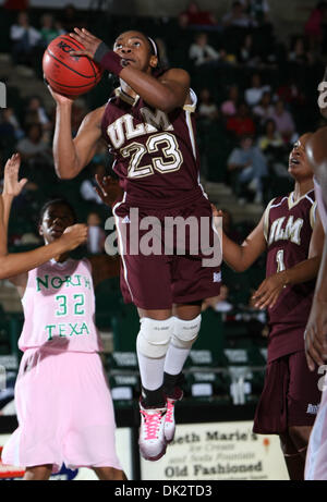 19. Februar 2011 - Denton, Texas, Vereinigte Staaten von Amerika - Universität von Louisiana in Monroe Warhawks bewachen Priscilla Mbiandja (23) in Aktion während der NCAA Womens Basketball-Spiel zwischen der University of Louisiana in Monroe Warhawks und der University of North Texas, grün an der North Texas Coliseum, die Super Pit in Denton, Texas.  UNT führt ULM 30 bis 24 zur Halbzeit. (Credi Stockfoto