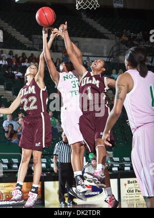 19. Februar 2011 - Denton, Texas, Vereinigte Staaten von Amerika - North Texas bedeuten Green Guard Denetra Kellum (32), Universität von Louisiana in Monroe Warhawks Marion Zollicoffer (1) und University of Louisiana in Monroe Warhawks vorwärts bewachen Jasmine Shaw (22) in Aktion während der NCAA Frauen-Basketball-Spiel zwischen der University of Louisiana in Monroe Warhawks und Universität Nort Stockfoto