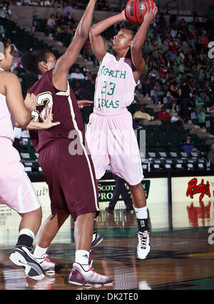 19. Februar 2011 - Denton, Texas, Vereinigte Staaten von Amerika - North Texas bedeutet grün bewachen Kasondra Foreman (23) Triebe über University of Louisiana Monroe Warhawks vorwärts Sannisha Williams (32) bei der NCAA Frauen-Basketball-Spiel zwischen der University of Louisiana in Monroe Warhawks und der University of North Texas bedeutet grün an der North Texas Coliseum, die Super Pit, in Den Stockfoto