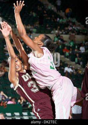 19. Februar 2011 - Denton, Texas, Vereinigte Staaten von Amerika - North Texas bedeuten Green guard Denetra Kellum (32) Gebühren in University of Louisiana Monroe Warhawks Center Larrie Williams (35) bei der NCAA Frauen-Basketball-Spiel zwischen der University of Louisiana in Monroe Warhawks und der University of North Texas bedeutet grün an der North Texas Coliseum, die Super Pit in Denton, TX , Stockfoto