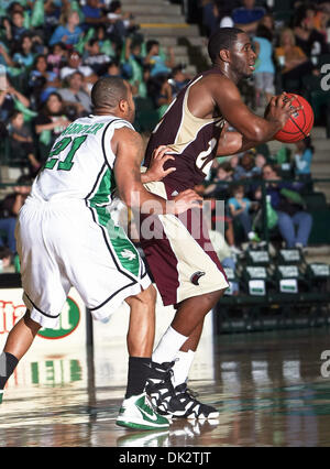 19. Februar 2011 - Denton, Texas, Vereinigte Staaten von Amerika - North Texas bedeuten Green Guard Shannon Shorter (21) verteidigt Universität von Louisiana in Monroe Warhawks vorwärts Lawerance Gilbert (22) bei der NCAA Basketball-Spiel zwischen der University of Louisiana in Monroe Warhawks und der University of North Texas, grün an der North Texas Coliseum, die Super Pit in Denton, Texas. Stockfoto