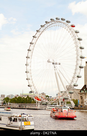 Schiffe auf der Themse vor dem Riesenrad London Eye, London, England, Vereinigtes Königreich Stockfoto