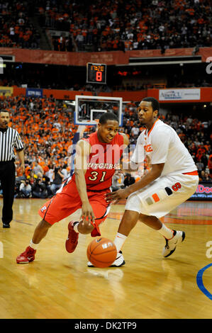 19. Februar 2011: Rutgers guard Mike Coburn (#31) fährt in Richtung Korb während des Spielens von Syrakus.  Syrakus besiegt Rutgers 84-80 im Carrier Dome in Syracuse, NY. (Kredit-Bild: © Alan Schwartz/Cal Sport Media/ZUMAPRESS.com) Stockfoto