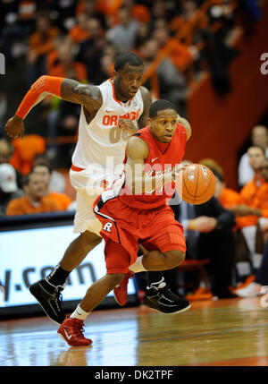 19. Februar 2011: Rutgers Guard Mike Coburn (#31) nimmt den Ball nach unten Gericht während des Spielens von Syrakus. Syrakus besiegt Rutgers 84-80 im Carrier Dome in Syracuse, NY. (Kredit-Bild: © Alan Schwartz/Cal Sport Media/ZUMAPRESS.com) Stockfoto