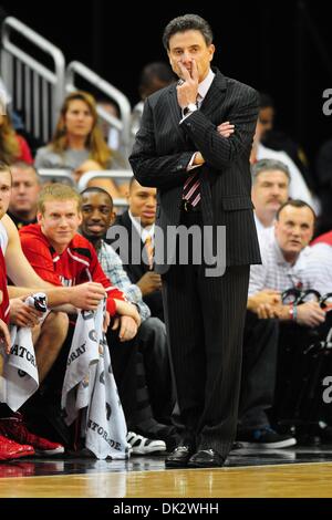 19. Februar 2011 - Louisville, Kentucky, USA - Louisville Cardinals head Coach Rick Pitino während des Spiels.  (16) Louisville Cardinals geschlagen (13) Connecticut Huskies 71-58 im KFC Yum Center in Louisville, Kentucky. (Kredit-Bild: © Scott Davis/Southcreek Global/ZUMAPRESS.com) Stockfoto