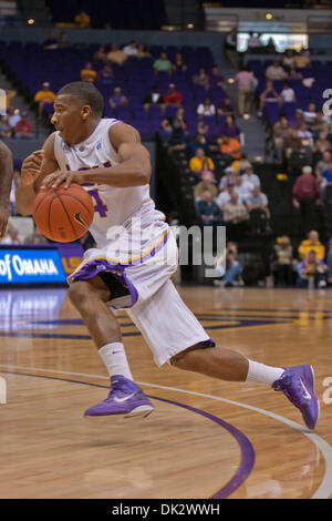 20. Februar 2011 - Baton Rouge, Louisiana, Vereinigte Staaten von Amerika - LSU Tigers bewachen Chris Bass (4) Laufwerke in den Korb in der ersten Hälfte. Florida besiegte LSU 68-61. (Kredit-Bild: © Joseph Bellamy/Southcreek Global/ZUMAPRESS.com) Stockfoto