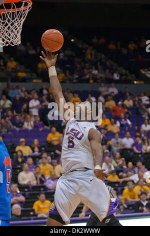 20. Februar 2011 macht - Baton Rouge, Louisiana, Vereinigte Staaten von Amerika - LSU Tigers vorwärts Malcolm White (5) ein Laie in der ersten Hälfte. Florida besiegte LSU 68-61. (Kredit-Bild: © Joseph Bellamy/Southcreek Global/ZUMAPRESS.com) Stockfoto