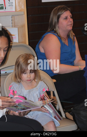 Tori Spelling Tochter Stella Doreen Tori Spelling Signierstunde für ihr neues Buch "CelebraTori" Los Angeles Califonia - 17.04.12 Stockfoto