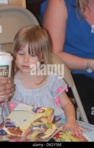 Tori Spelling Tochter Stella Doreen Tori Spelling Signierstunde für ihr neues Buch "CelebraTori" Los Angeles Califonia - 17.04.12 Stockfoto