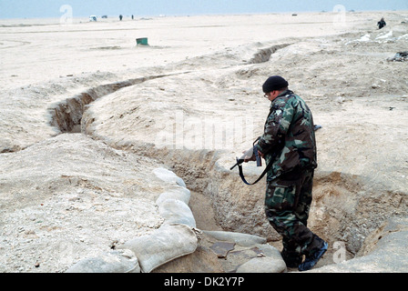 Mitglied einer der Koalition Special Forces inspiziert eine irakische Graben für alle restlichen feindlichen Soldaten während der Operation Desert Storm 1. März 1991 in Kuwait. Stockfoto