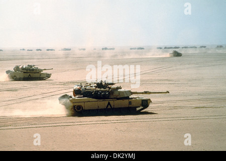 Ein US Army M-1A1 Abrams Kampfpanzer aus der 3. US-Panzerdivision, zieht durch die Wüste in Kuwait während der Operation Desert Storm 15. Februar 1991 in Kuwait. Stockfoto