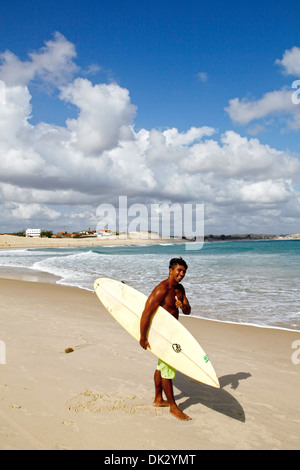 Surfer am Strand von Iguape, Bezirk Fortaleza, Brasilien. Stockfoto