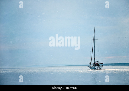 Einsamen Segelboot in der Mitte der Adria Stockfoto