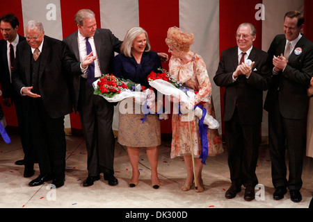 Eric Mccormack James Earl Jones John Larroquette Candice Bergen Angela Lansbury Michael McKean Corey Brill Broadway Öffnung Stockfoto