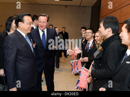 Peking, China. 2. Dezember 2013. Chinesischer Premier Li Keqiang (L) und der britische Premierminister David Cameron (2. L) besuchen Sie die National Museum of China, Peking, Hauptstadt von China, 2. Dezember 2013. (Xinhua/Liu Jiansheng/Alamy Live News) Stockfoto