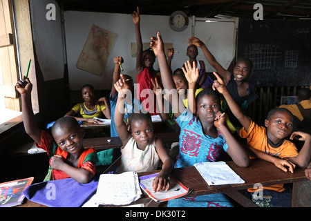 Kinder in einem Klassenzimmer des Frieden Heims, eine freiwillige Schule laufen durch die katholische Kirche. Township Agbogbloshie, Accra, Westafrika Stockfoto